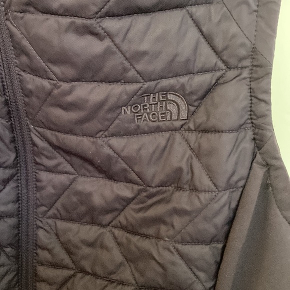 North Face Vest! Beautiful deep purple/plum! Great fit! Perfect length and layer - Picture 2 of 8